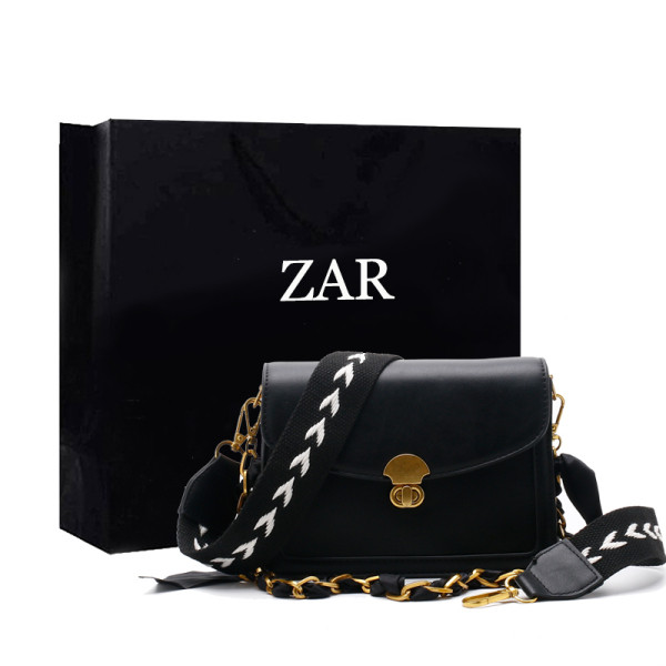 Väike metalllukuga kunstnahast õlakott