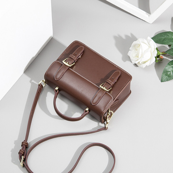 Väike retrostiilis pandlaga nahkkott