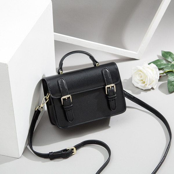 Väike retrostiilis pandlaga nahkkott