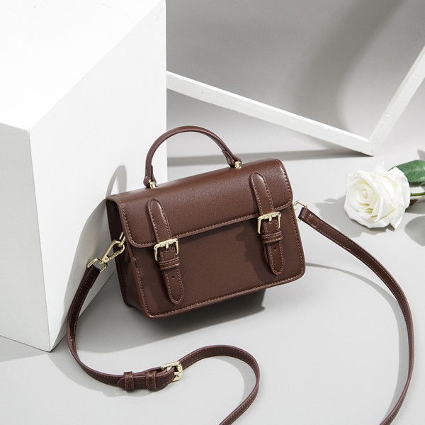 Väike retrostiilis pandlaga nahkkott