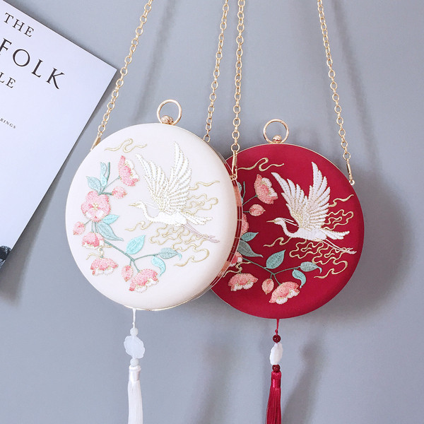 Tikandite ja pika metallist käepidemega ümmargune käekott - kaks mudelit