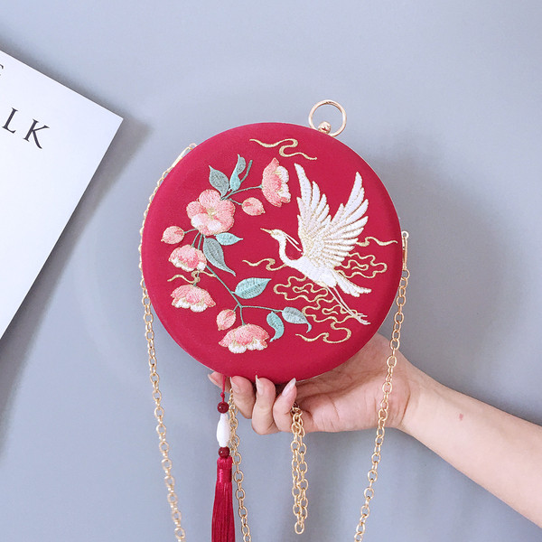 Tikandite ja pika metallist käepidemega ümmargune käekott - kaks mudelit