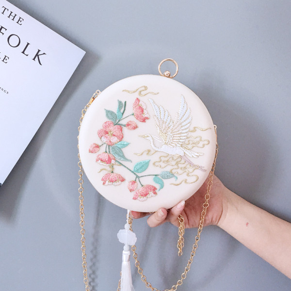 Tikandite ja pika metallist käepidemega ümmargune käekott - kaks mudelit