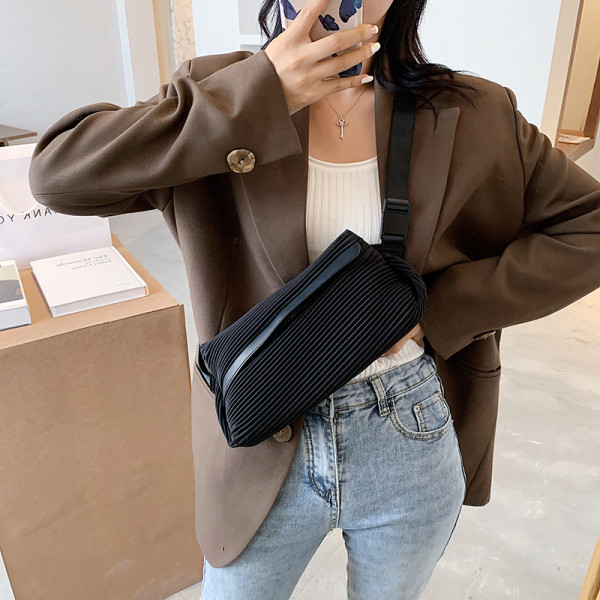 Нов модел спортно-елегантна дамска чанта в черен цвят