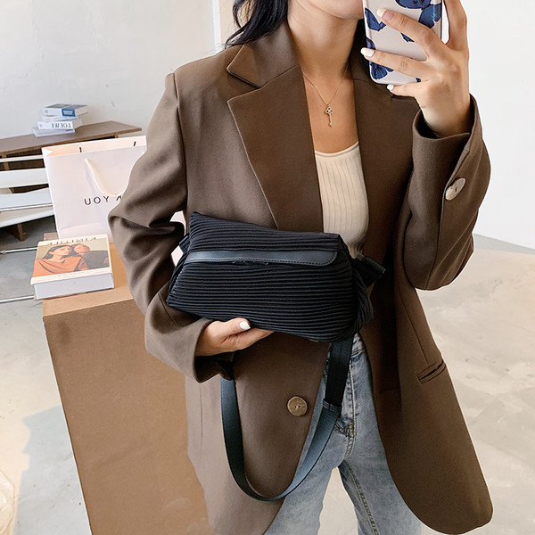 Нов модел спортно-елегантна дамска чанта в черен цвят