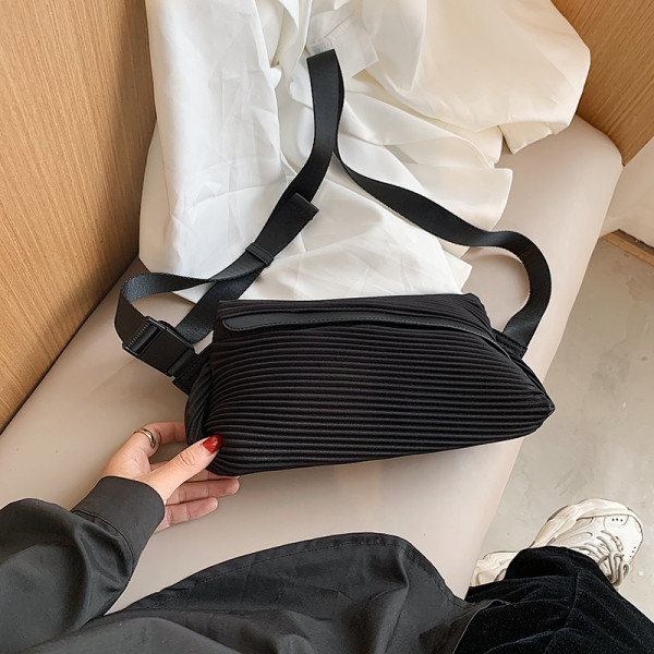 Нов модел спортно-елегантна дамска чанта в черен цвят