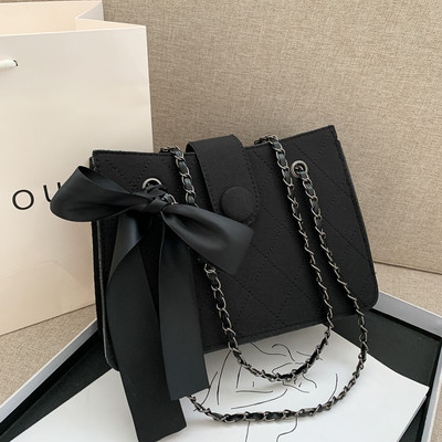 Σύγχρονη γυναικεία τσάντα με κορδέλα