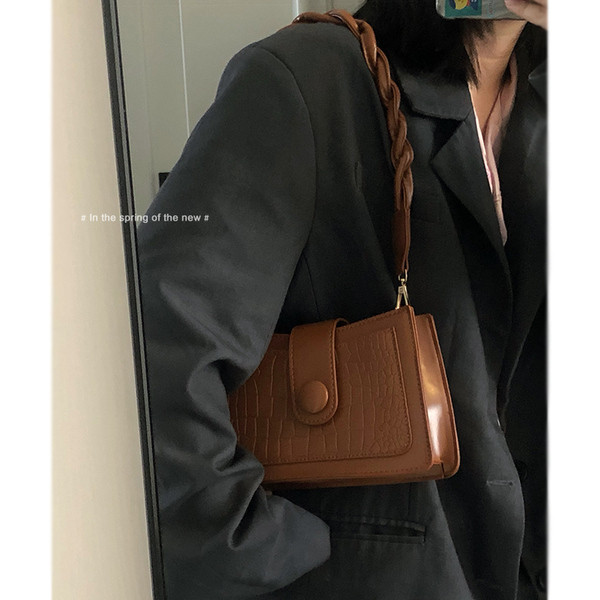 Alkalmi műbőr válltáska