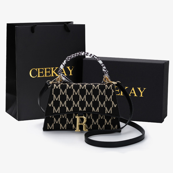 Ženska torba sa metalnim ukrasom i dugom ručkom u crnoj boji