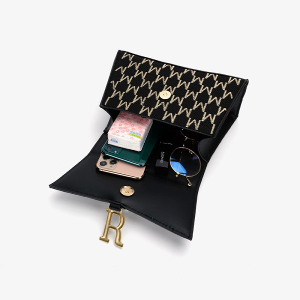 Ženska torba sa metalnim ukrasom i dugom ručkom u crnoj boji