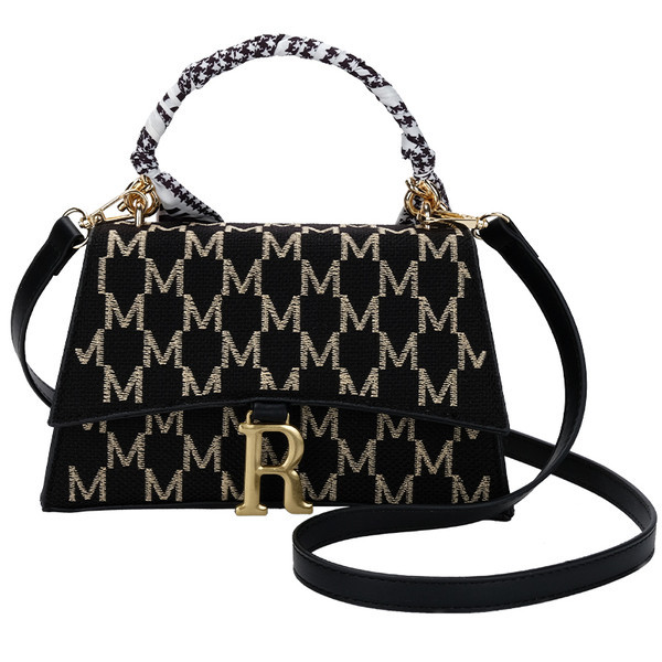 Ženska torba sa metalnim ukrasom i dugom ručkom u crnoj boji