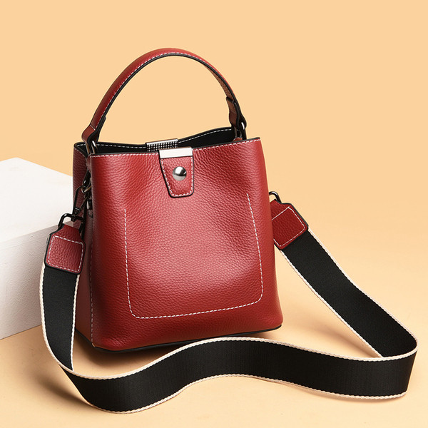 Πρακτική γυναικεία τσάντα από οικολογικό δέρμα με υφασμάτινη, μακριά λαβή