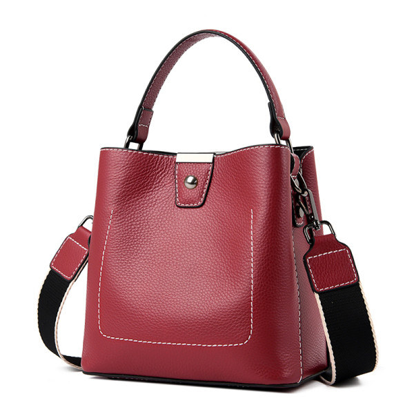 Πρακτική γυναικεία τσάντα από οικολογικό δέρμα με υφασμάτινη, μακριά λαβή