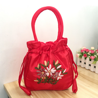 Γυναικεία τσάντα με κεντήματα λουλουδιών και κοντή λαβή