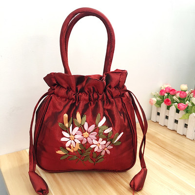 Γυναικεία τσάντα με κεντήματα λουλουδιών και κοντή λαβή