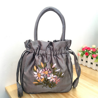 Γυναικεία τσάντα με κεντήματα λουλουδιών και κοντή λαβή