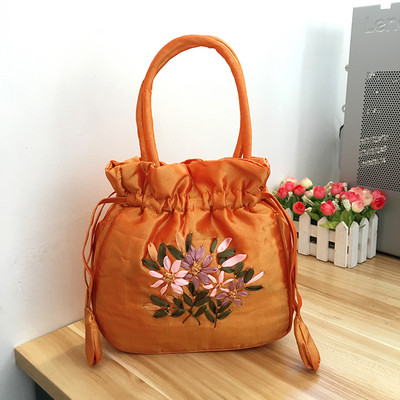 Γυναικεία τσάντα με κεντήματα λουλουδιών και κοντή λαβή