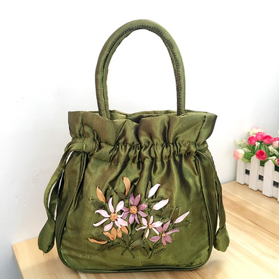 Γυναικεία τσάντα με κεντήματα λουλουδιών και κοντή λαβή