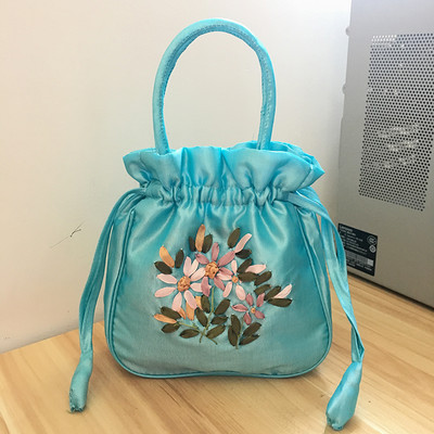 Γυναικεία τσάντα με κεντήματα λουλουδιών και κοντή λαβή