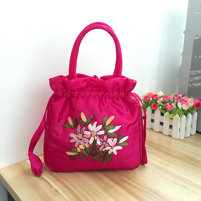 Γυναικεία τσάντα με κεντήματα λουλουδιών και κοντή λαβή