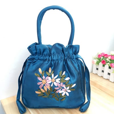 Γυναικεία τσάντα με κεντήματα λουλουδιών και κοντή λαβή