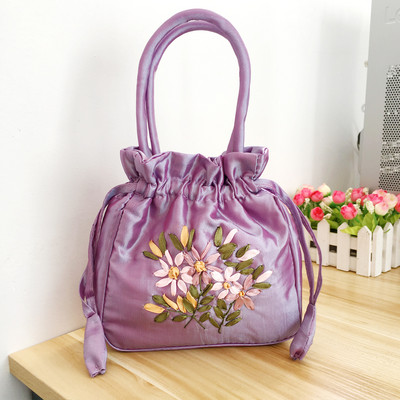 Γυναικεία τσάντα με κεντήματα λουλουδιών και κοντή λαβή