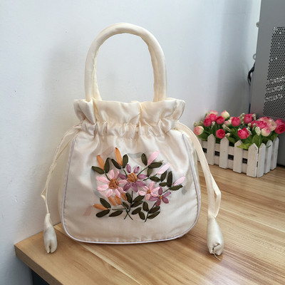 Γυναικεία τσάντα με κεντήματα λουλουδιών και κοντή λαβή
