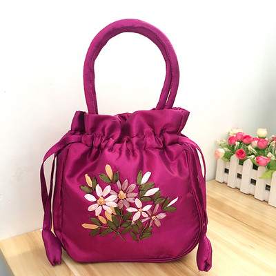 Γυναικεία τσάντα με κεντήματα λουλουδιών και κοντή λαβή