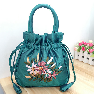 Γυναικεία τσάντα με κεντήματα λουλουδιών και κοντή λαβή