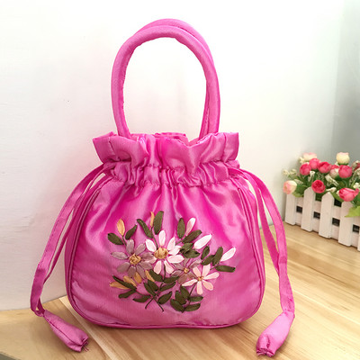 Γυναικεία τσάντα με κεντήματα λουλουδιών και κοντή λαβή