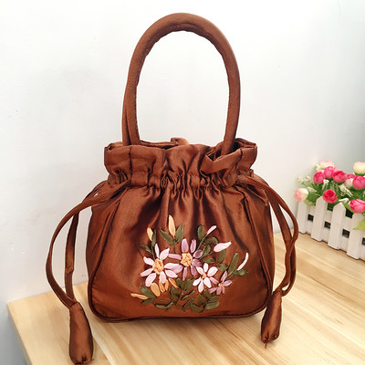 Γυναικεία τσάντα με κεντήματα λουλουδιών και κοντή λαβή