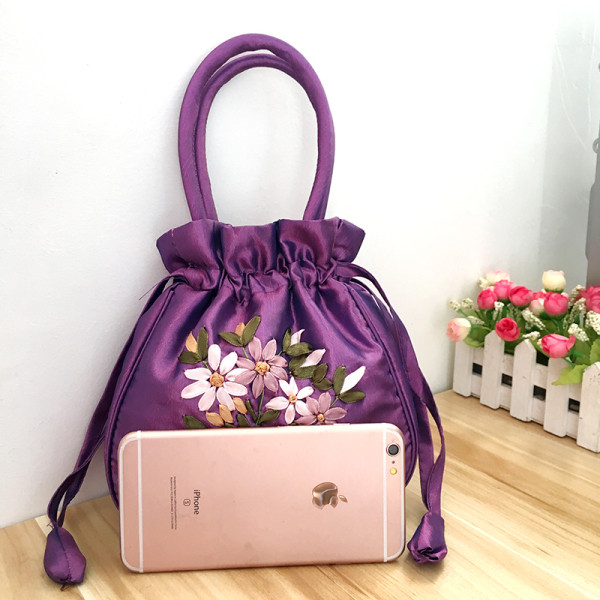 Γυναικεία τσάντα με κεντήματα λουλουδιών και κοντή λαβή