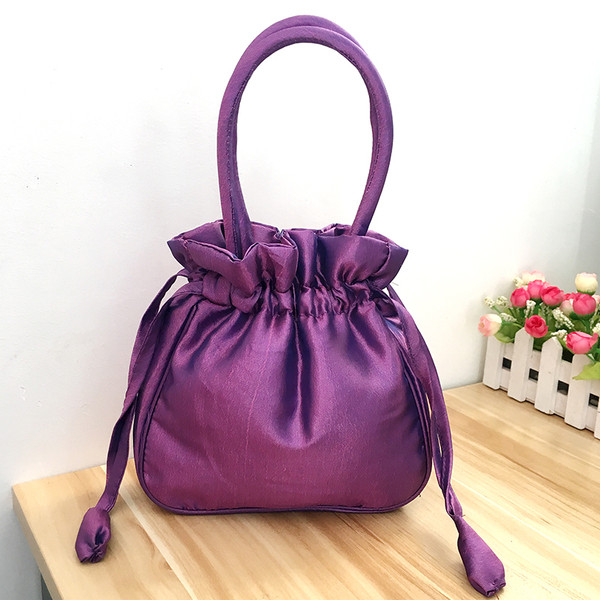 Γυναικεία τσάντα με κεντήματα λουλουδιών και κοντή λαβή