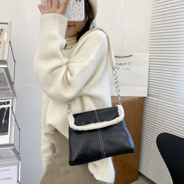 Moodne naiste nahast kott udusulgedega