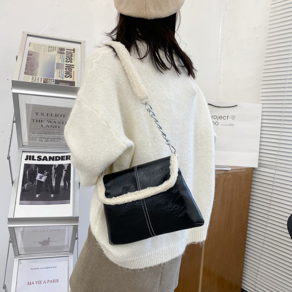 Moodne naiste nahast kott udusulgedega