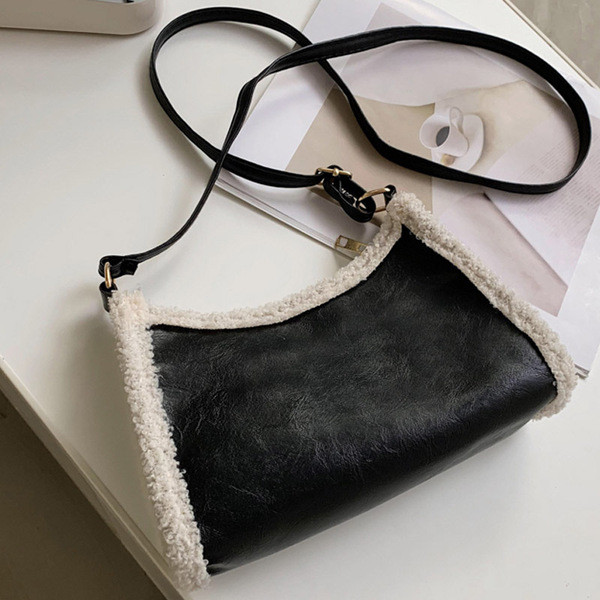 Moodne nahast kott udusulgedega