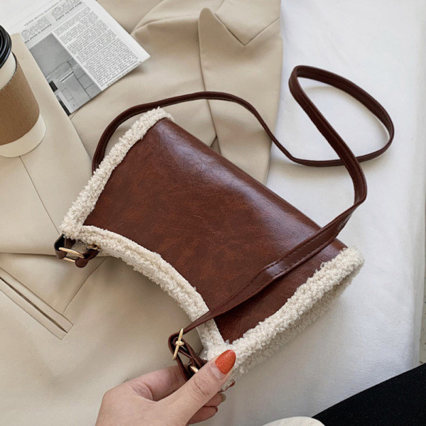 Moodne nahast kott udusulgedega