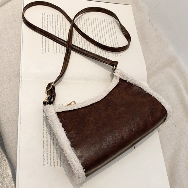 Moodne nahast kott udusulgedega