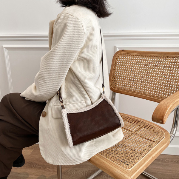 Moodne nahast kott udusulgedega