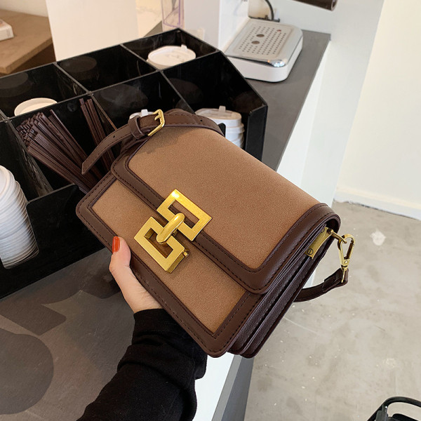 Дамска ежедневна чанта с метална декорация и кожена дълга дръжка