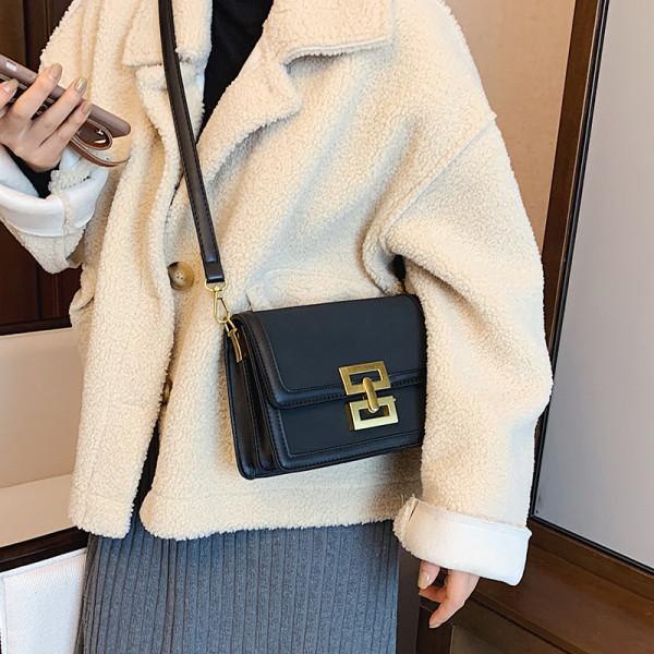 Дамска ежедневна чанта с метална декорация и кожена дълга дръжка