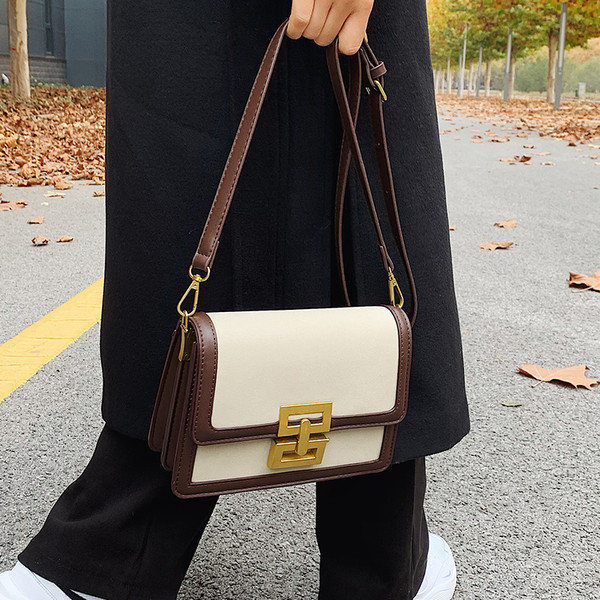 Дамска ежедневна чанта с метална декорация и кожена дълга дръжка