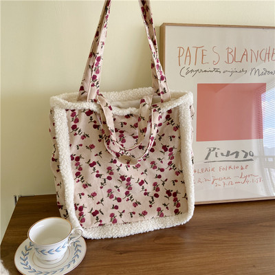 Καθημερινή γυναικεία τσάντα με μενταγιόν