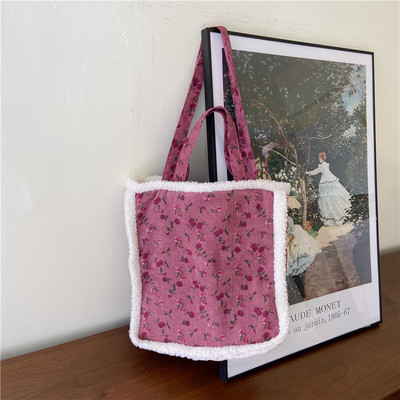 Καθημερινή γυναικεία τσάντα με μενταγιόν