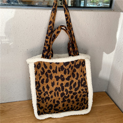 Καθημερινή γυναικεία τσάντα με μενταγιόν