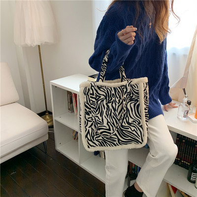 Καθημερινή γυναικεία τσάντα με μενταγιόν