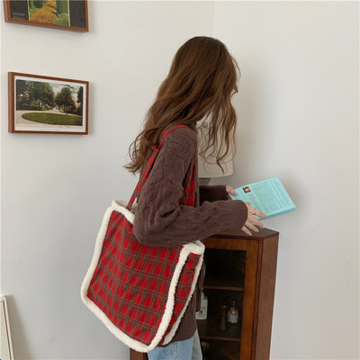 Καθημερινή γυναικεία τσάντα με μενταγιόν