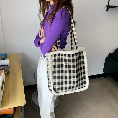 Καθημερινή γυναικεία τσάντα με μενταγιόν