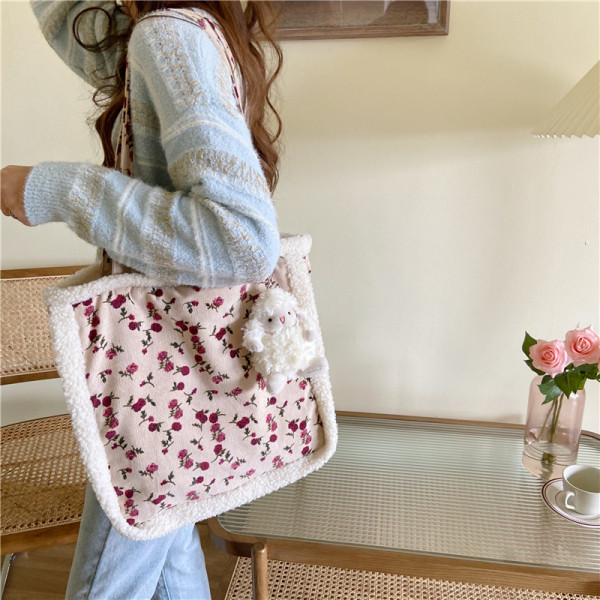 Καθημερινή γυναικεία τσάντα με μενταγιόν