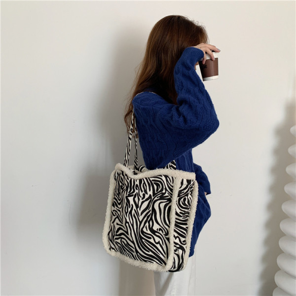 Καθημερινή γυναικεία τσάντα με μενταγιόν